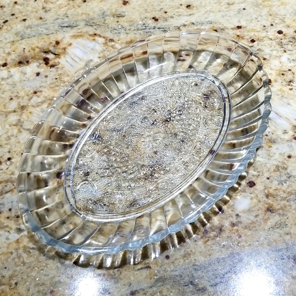 2/$6 Crystal Clear Trellis 8 1/2" platter - Picture 1 of 4